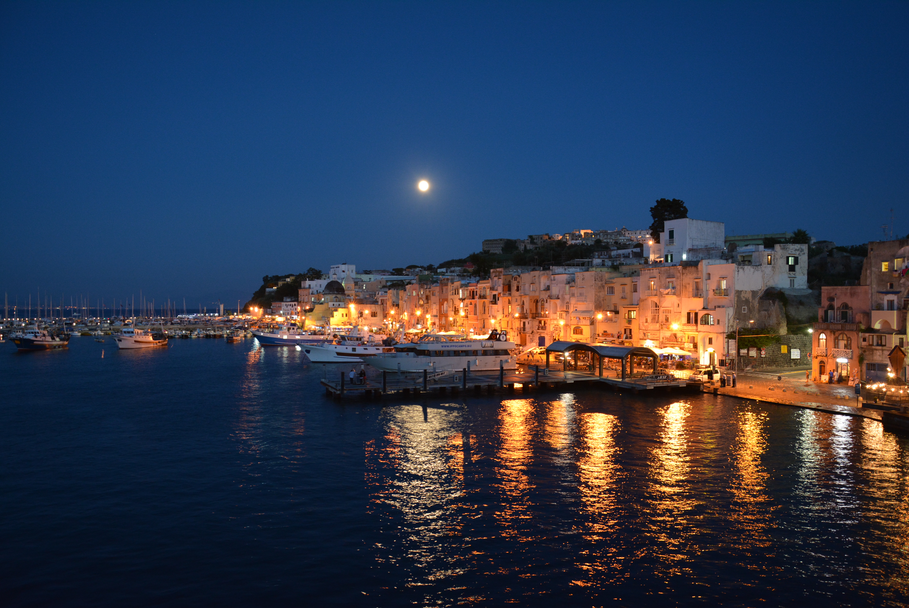 Marina Grande a Procida con case colorate e barche