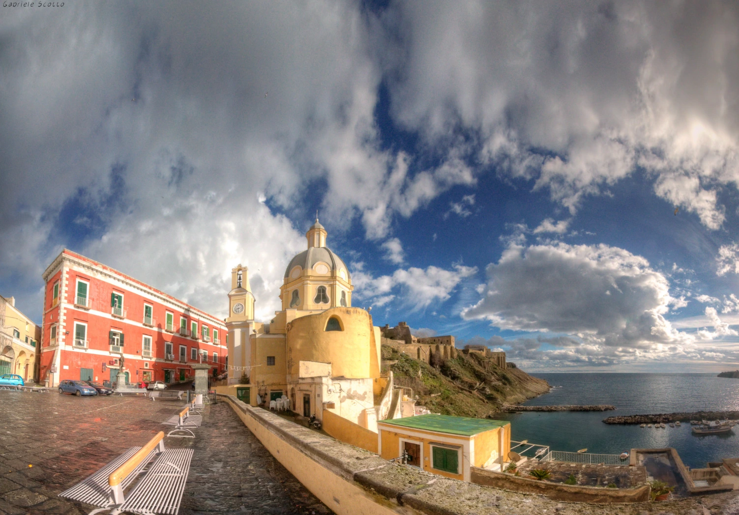 Vue de Marina Corricella depuis Piazza dei Martiri à Procida