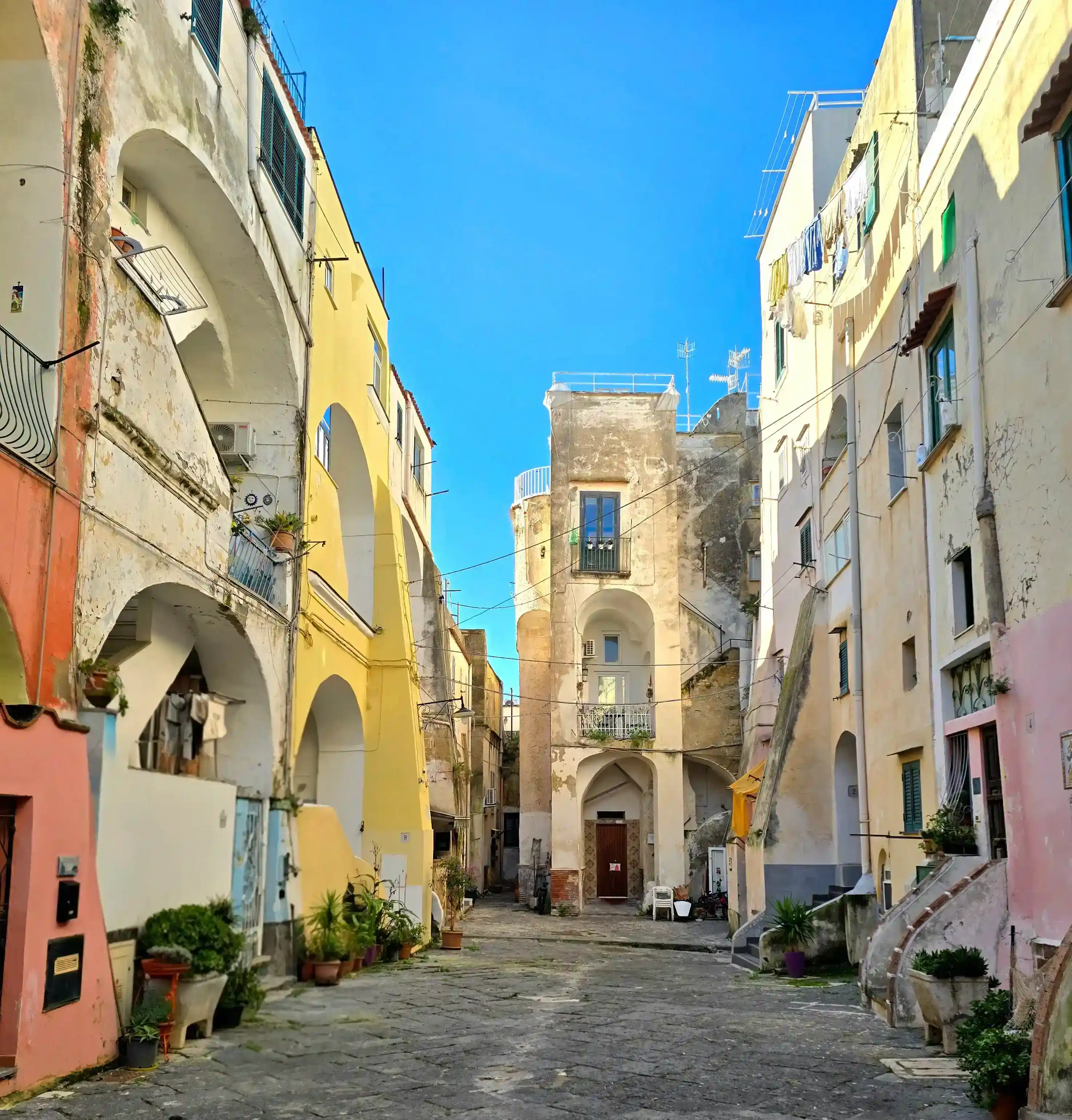 Cortile di Casale Vascello e case colorate a Procida