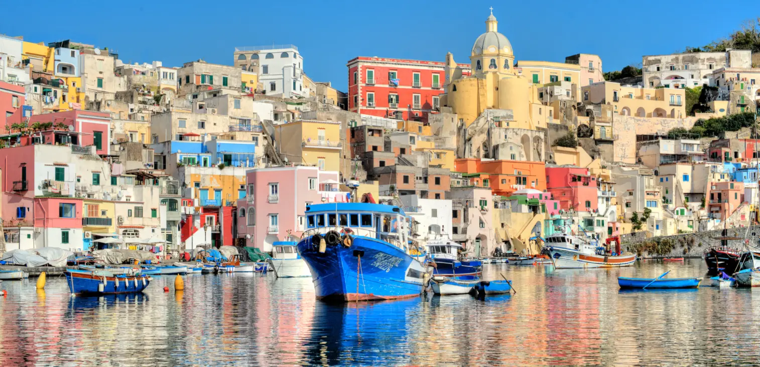 Maisons colorées et bateaux de pêche à Marina Corricella, Procida