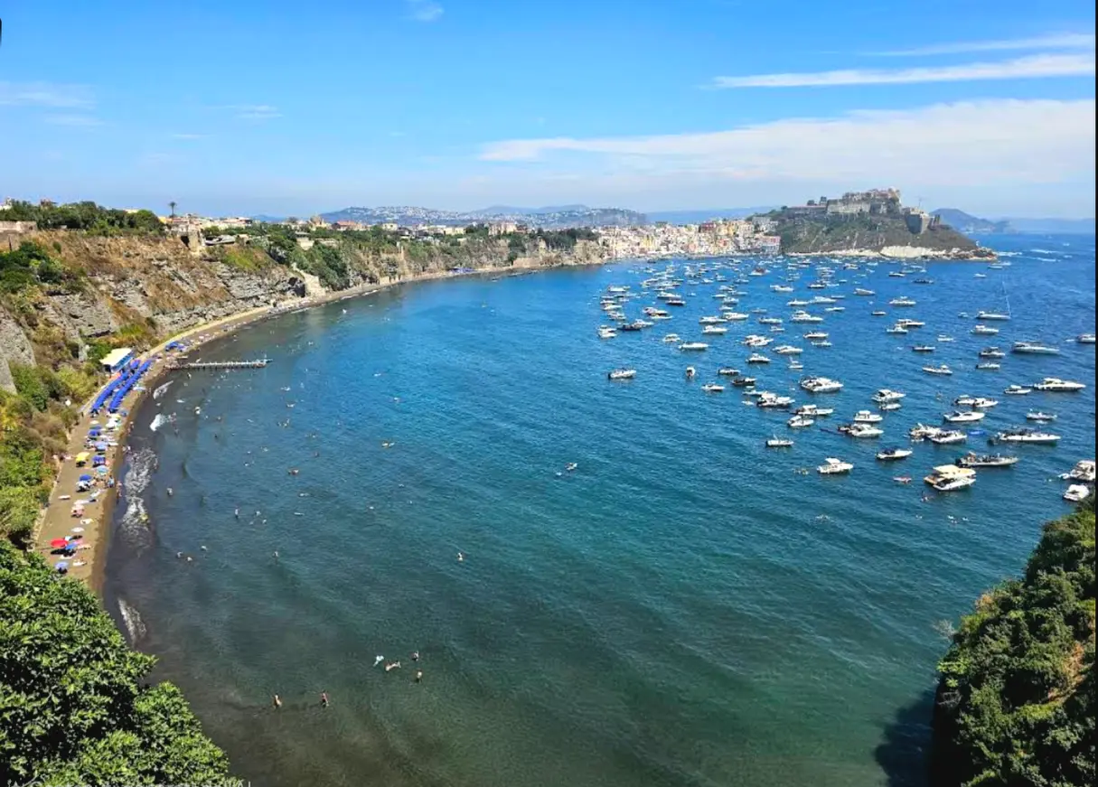 Spiaggia della Chiaia a Procida con mare e vista verso Terra Murata