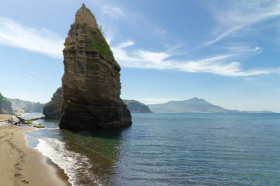 Spiaggia della Chiaiolella a Procida con l'isola di Vivara sullo sfondo